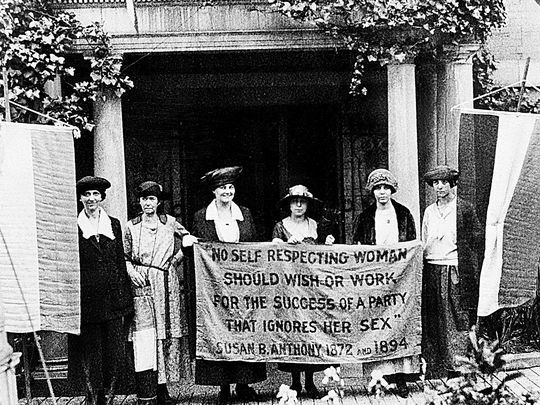 Suffragettes march for the ratification of the 19th