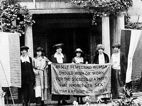 Suffragettes march for the ratification of the 19th